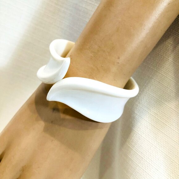 Vintage 1960s Trifari Clamp Bracelet in White Plastic - Picture 3 of 9
